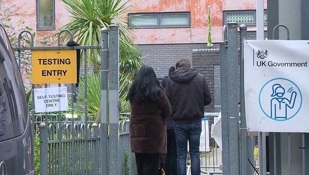 Reino Unido levanta todas las restricciones en su plan para convivir con la COVID