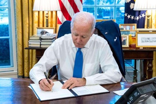 Biden, Rusya'nın tanıdığı Donetsk ve Luhansk'la ticareti yasaklayan kararnameyi imzaladı