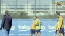 El quiebro de Alves a Luuk en el entreno / FCB
