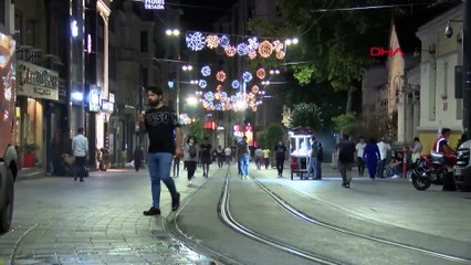 Türkiye'de genç olmak: Kimisi çöp topluyor, kimisi simit satıyor