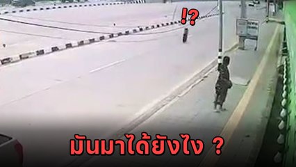 เฉียดตายแค่คืบ ! คุณป้าเดินริมถนน จู่ ๆ หายนะลอยมาหาเฉยเลย !!