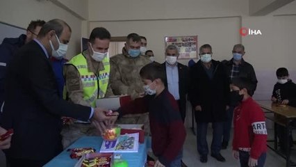 Jandarma ekiplerinden köy okullarında eğitim gören çocuklara hediye