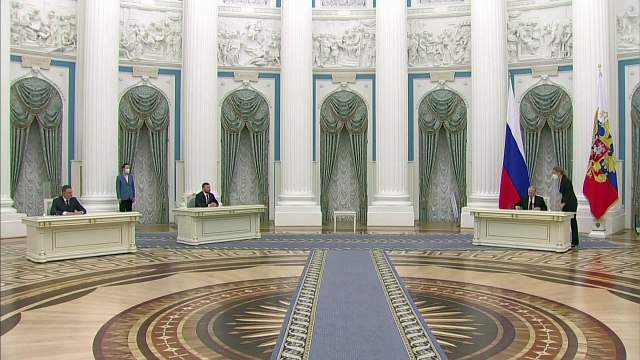 Russian President Vladimir Putin signs decree to recognise 'independence' of two breakaway regions of eastern Ukraine