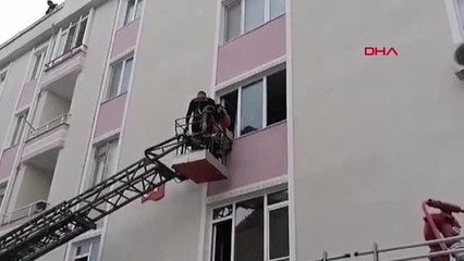 Tải video: Son Dakika | APARTMANDA YANGIN; MAHSUR KALANLAR İTFAİYE MERDİVENİYLE KURTARILDI