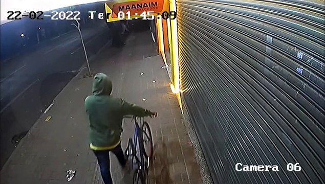 Câmeras de segurança registram arrombamento em loja de calçados no Centro