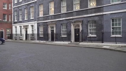 İngiltere Başbakanı Johnson, Rusya'ya yönelik yaptırımların ilk bölümünü açıklamak üzere "10 Numara"dan ayrıldı