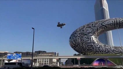 مركبة فضائية تهبط بداخل متحف المستقبل
