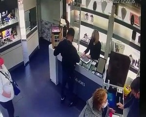 Un hombre dispara en una joyería durante un atraco en Badalona