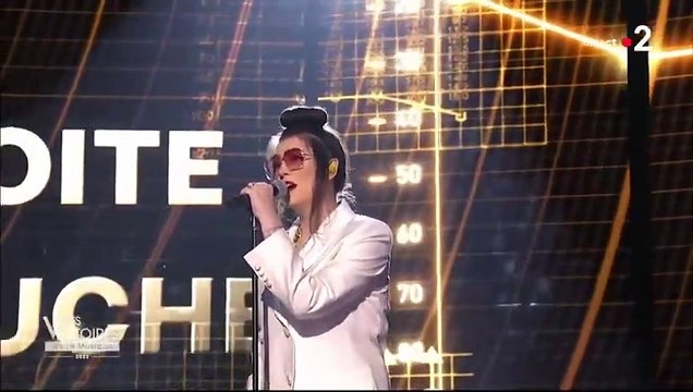Hoshi chante Fais-moi Signe aux Victoires de la Musique 2022
