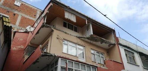 KÜÇÜKÇEKMECE'DE BALKONLARI ÇÖKEN BİNA SAKİNİ: 5 DAKİKA ÖNCE BALKONDAYDIK