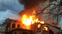 Bursa’da 3 ev alev alev yandı; bitişikteki ilkokul boşaltıldı