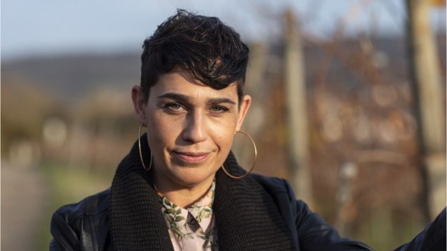FEMME ACTUELLE - L'amour est dans le pré 2022 : cette blague de Karine Le Marchand sur les saucisses met une agricultrice mal à l'aise