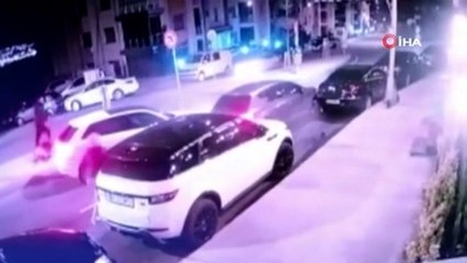 Tải video: Dehşete düşüren kaza kamerada... Arkadaşları kılpayı kurtuldu o ise metrelerce havaya uçarak yaralandı