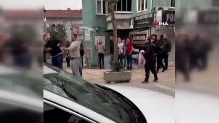 Download Video: Zonguldak'ta dehşete düşüren anlar... Çürük portakal kavgasında kılıçlar çekildi, ortalık savaş alanına döndü