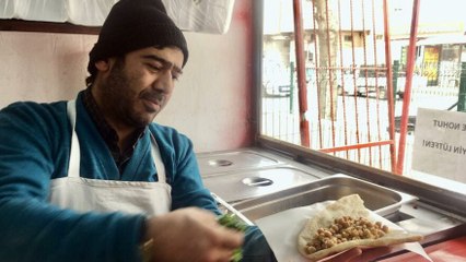 Fakir yemeğinin de tadı kaçtı! Nohutçu Bekir cama bu uyarıyı astı…