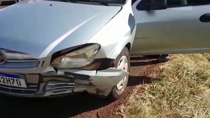 Carro bate contra estrutura de concreto na rodovia BR-277
