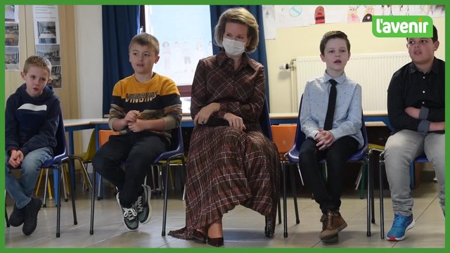 Viste de la reine à l'école communale de Bouge