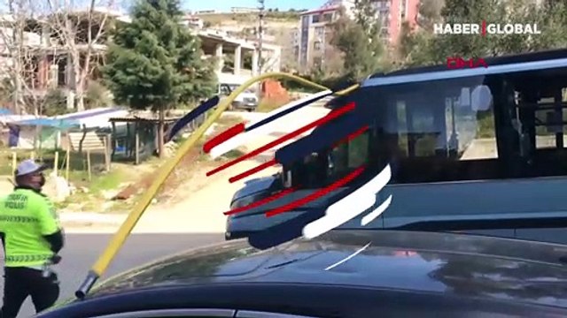 Sinop'ta kamyonetten düşen metal boru seyir halindeki minibüsün önüne saplandı