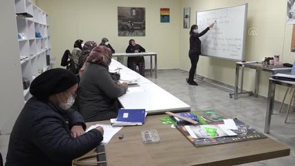 Hayallerinden vazgeçmeyen ev hanımları okuma yazma öğreniyor