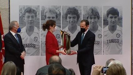 Díaz Ayuso entrega un premio a la Quinta del Buitre en plena crisis interna del PP