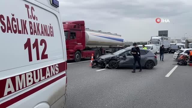Son dakika haberi: Sol şeritte duran araç zincirleme kazaya sebep oldu... 3 araç birbirine girdi