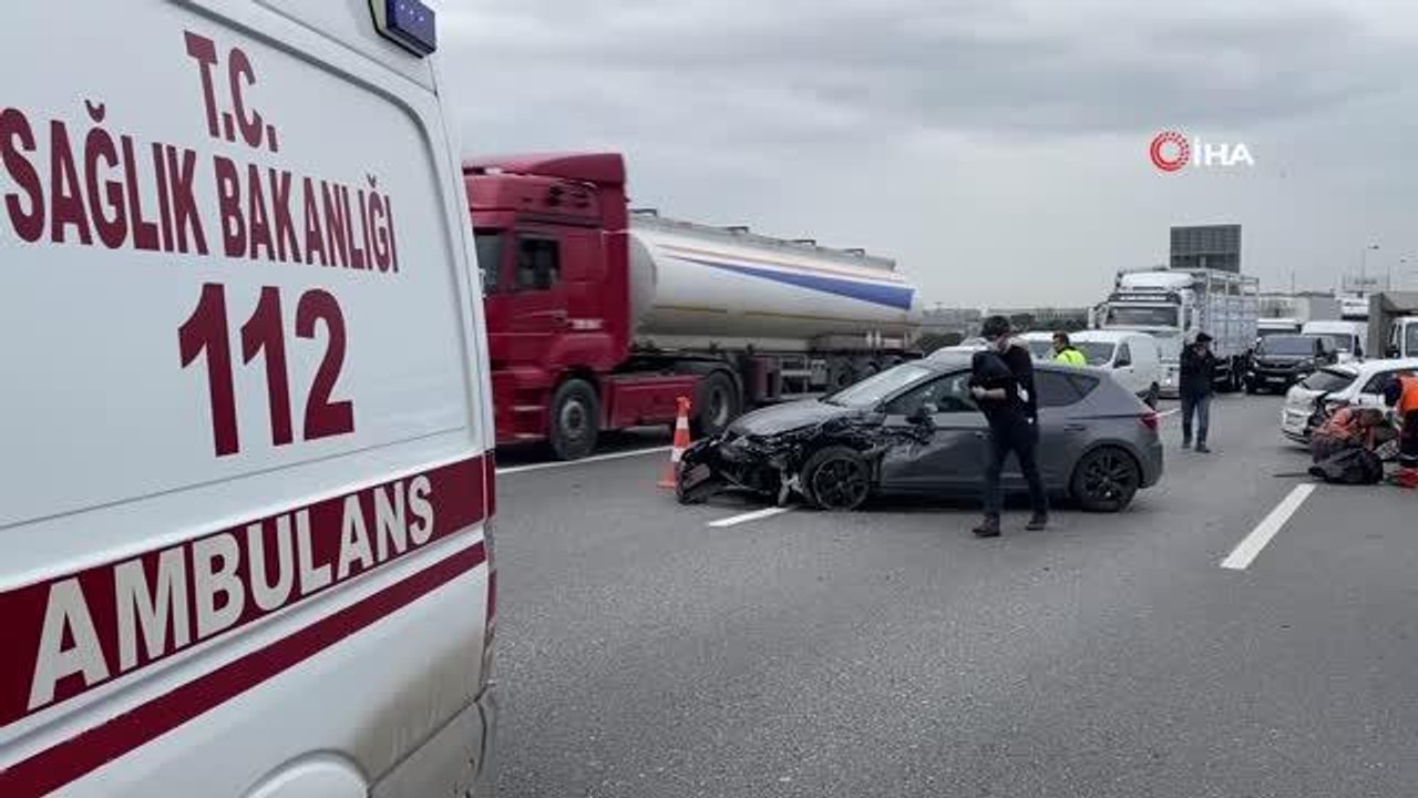 Son dakika haberi: Sol şeritte duran araç zincirleme kazaya sebep oldu... 3 araç birbirine girdi