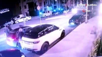 Büyükçekmece'de feci kaza! Araçtakileri indirdiği sırada arakadan gelen otomobil çarptı