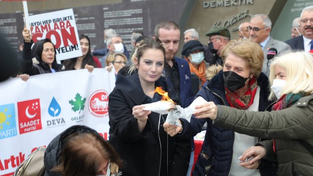 Siyasi partiler bir araya geldi, elektrik ve doğalgaz faturalarını yaktı