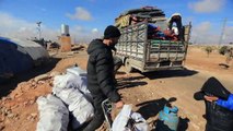 سوريون ينتقلون من الخيم إلى مساكن مؤقتة بنتها تركيا في شمال غرب سوريا