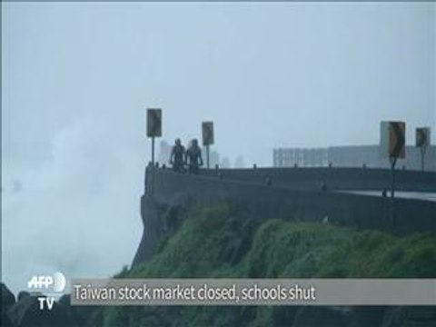 Typhoon lashes Japan islands, heading to China