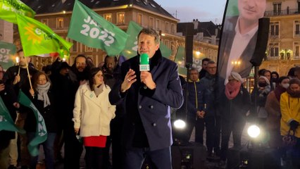 En meeting dans la rue avec Yannick Jadot : «Merci d’être venu malgré la tempête!»