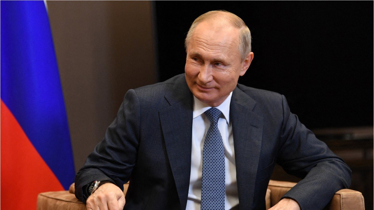 GALA VIDEO - Vladimir Poutine : sa jeune compagne Alina Kabaeva est aussi très riche...