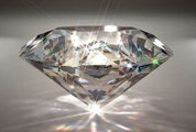 Elle achète une pierre dans un vide-grenier, c'est un vrai diamant qui vaut 2,5 millions d’euros... Elle a failli le jeter à la poubelle