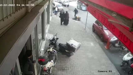 Polisten kaçarken yayaya çarpan otomobil dükkana girdi