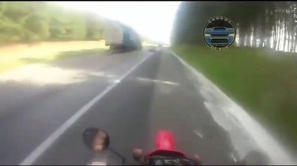 Un conducteur prend en chasse un motard qui lui avait fait un vilain geste