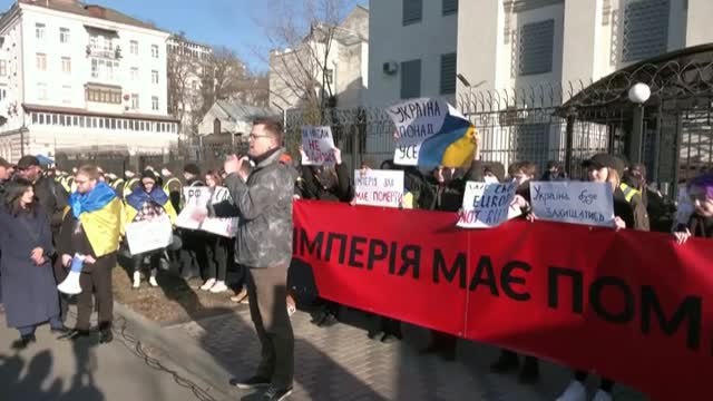Protesta de ucranianos frente a la Embajada rusa en Kiev