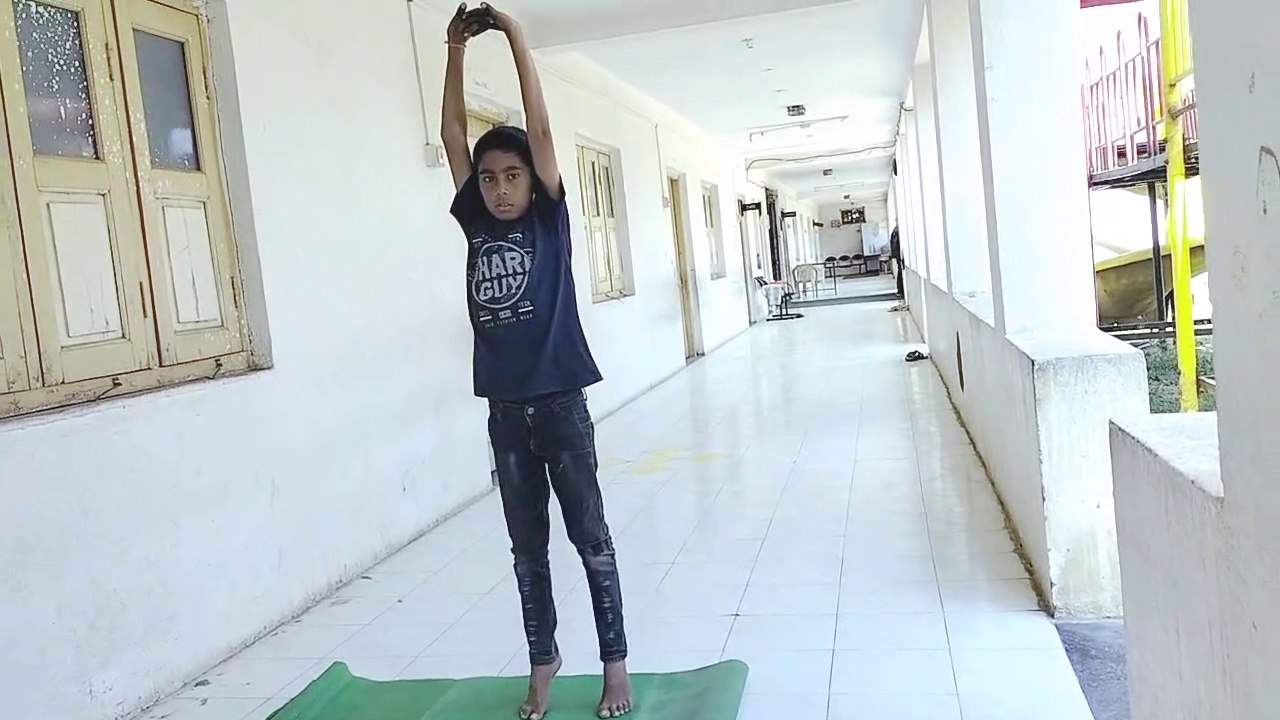 ताडासन करने की विधि और लाभ। योगासन how to do practice tadaaasan