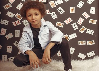 قصة غريبة وراء شهرة الطفل صاحب أغنية الغزالة رايقة