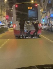 OTOBÜSE TUTUNARAK PATENLE KAYAN ÇOCUKLARIN TEHLİKELİ YOLCULUĞU BÖYLE GÖRÜNTÜLENDİ