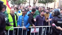 Protestas de agricultores en las inmediaciones del Ayuntamiento de Don Benito.