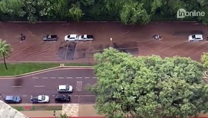 Parte da pista de caminhada é levada pela chuva em Maringá
