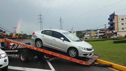 Fiat Uno e Honda Civic colidem na Avenida das Torres