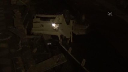 Dereye devrilen kamyonetin sürücüsü yaralandı