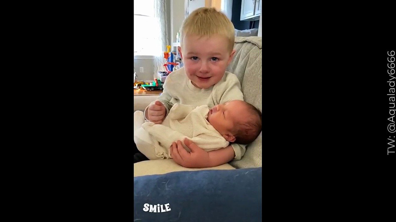 La reacción de un niño al cargar a su hermanito recién nacido