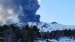 Video: el volcán Etna expulsa nube de ceniza sobre Sicilia, en Italia