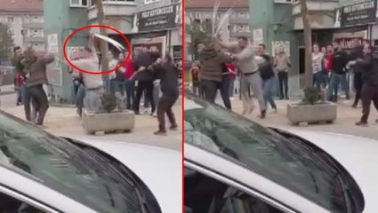 Görenler çığlık çığlığa kaldı! Kavganın ortasında zülfikar kılıcıyla böyle saldırdı