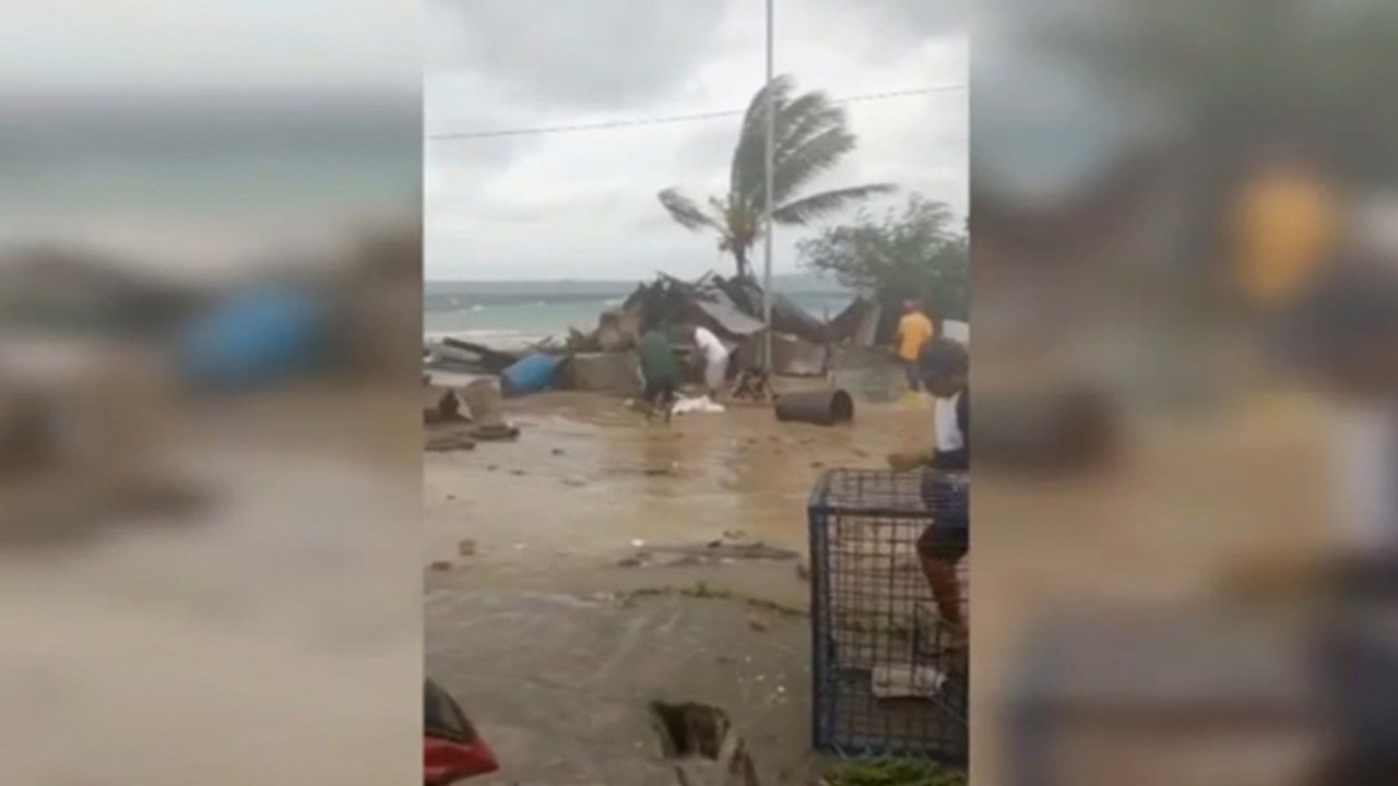 Puluhan Kios di Pasar Wameo Tersapu Gelombang Air Laut