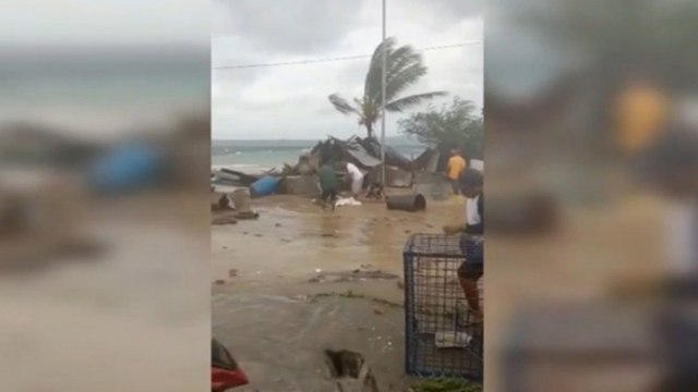 Puluhan Kios di Pasar Wameo Tersapu Gelombang Air Laut