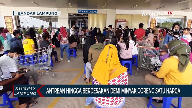 Antre hingga Berdesakan Demi Minyak Goreng Satu Harga