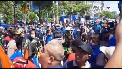 Demo Ratusan Sopir Truk Tutup Ruas Jalan Ahmad Yani Surabaya